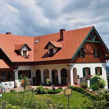 Gmiatliche Stubm Bed & Breakfast Лойперсдорф бай Фюрстенфелд Екстериор снимка